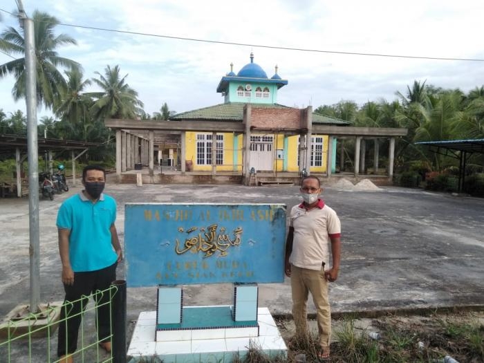 Dosen Elektro Polbeng Benahi Instalasi Listrik Parkiran Masjid Al Ikhlas Desa Lubuk Muda Siak Kecil