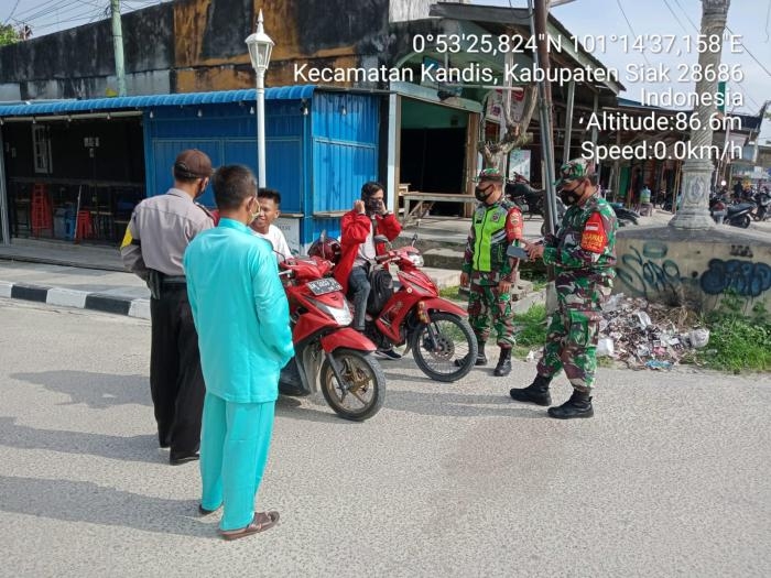 Cegah Covid 19, Serda Julia Darma Kembali Terapkan Aturan Prokes di Kelurahan Telaga Sam Sam 