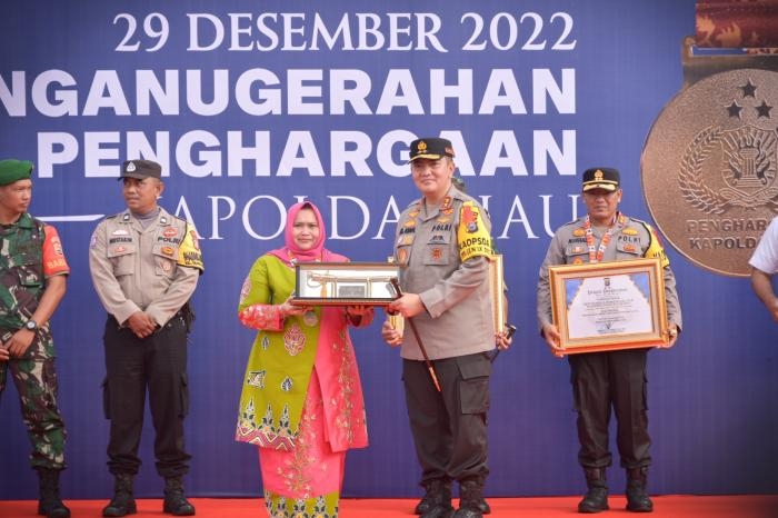 Bupati Bengkalis Kasmarni Terima Penghargaan Forkopimda Terbaik dari Kapolda Riau 