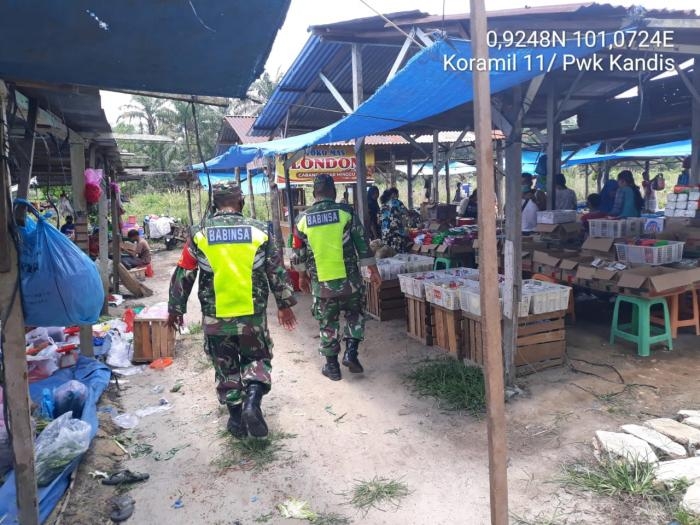Antisipasi Penyebaran Covid 19, Personil TNI 11 Kandis Gelar Operasi Bantuan Kemanusiaan