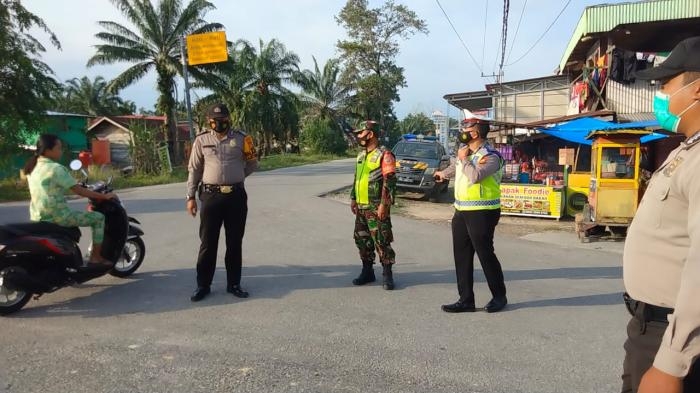 Cegah Penyebaran Covid, Anggota Koramil 12 Sabak Auh Gelar Operasi Yustisi