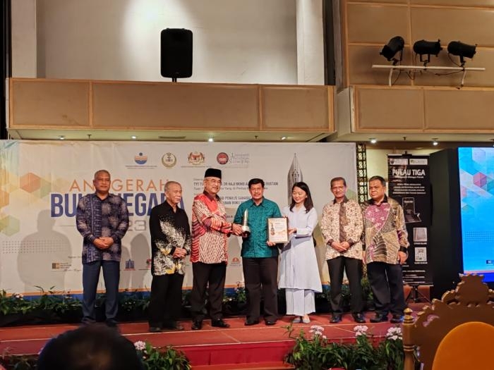 Muhammad Isa Selamat Kembali Meraih Anugerah Tokoh Buku Serantau Asean
