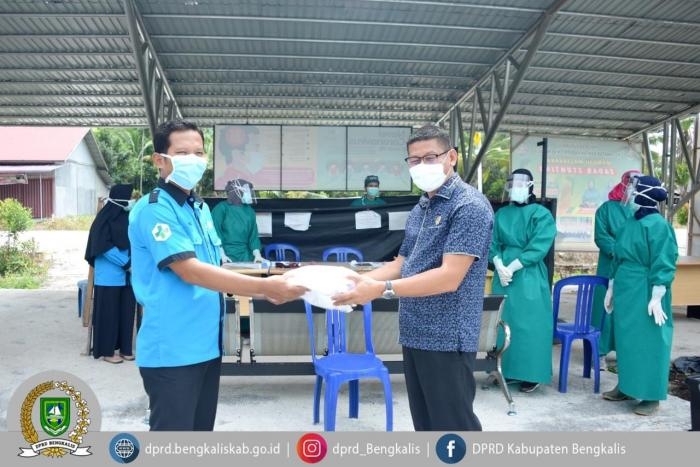 Ketua Komisi IV Serahkan Bantuan APD ke Puskesmas