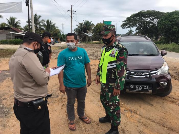 Kopda AKP Hutagalung Bersama Tim Kembali Lakukan Operasi Prokes di Jalan Lintas Siak