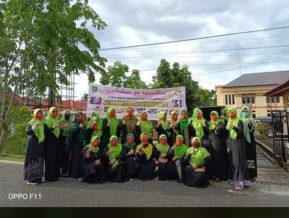 Kades Himbau Warga Penerima Takjil Dari DWP Bengkalis Lakukan Rapid Tes