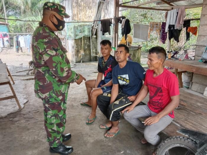 Cegah Penyebaran Virus, Sertu Khairul Bakti Kembali Terapkan Aturan Yustisi Di Desa Belading