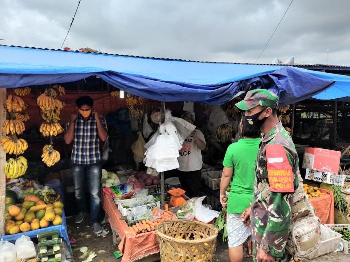 Lawan Virus, Serda Joko Purnomo Maksimalkan Prokes di Pasar Tradisional