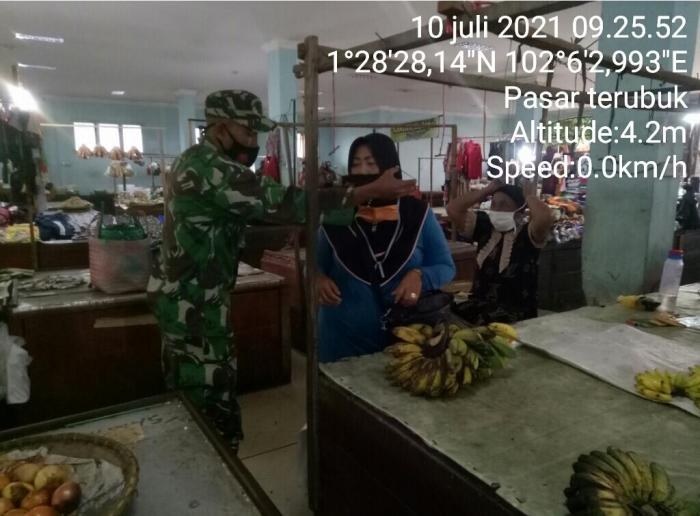 Putus Covid 19, Babinsa Desa Kelapa Pati Giat Lakukan Komsos