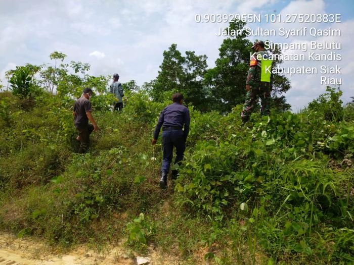 Pantau Titik Api, Anggota Koramil 11 Kandis Serda Suriyadi Giat Lakukan Patroli