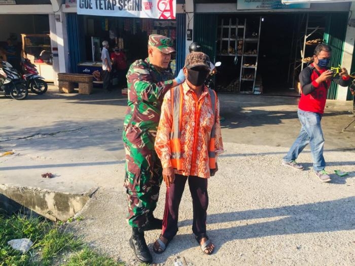 Kasdim 0303 Bengkalis Bersama GM FKPPI Lakukan Gerakan 1000 Masker Cegah Penularan Virus Corona