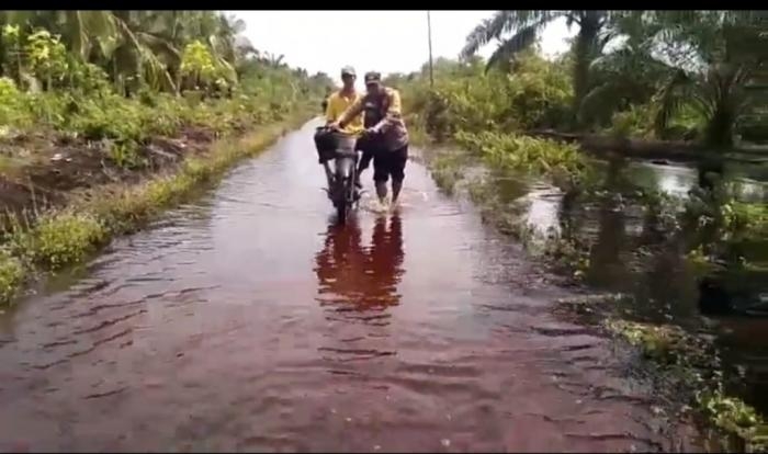 Bhabinkamtibmas Desa Kembung Baru Aipda Ardiyansyah Bantu Warga Terkena Banjir 