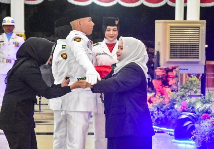 Kukuhkan Paskibraka, Bupati Kasmarni Harapkan Jadi Teladan Bagi Pelajar Lain