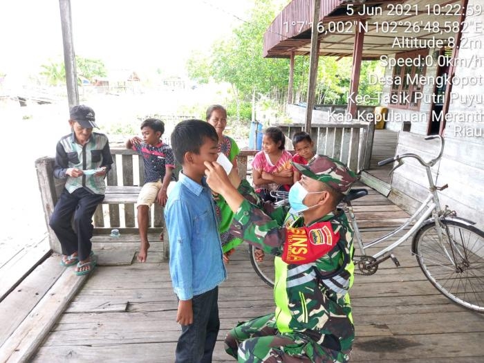 Cegah Penularan Covid 19, Serda Rukmana Gelar Prokes di Desa Mengkopot