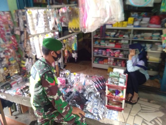 Antisipasi Covid 19, Anggota Koramil 09 Minas Disiplin Prokes di Pasar Tradisional