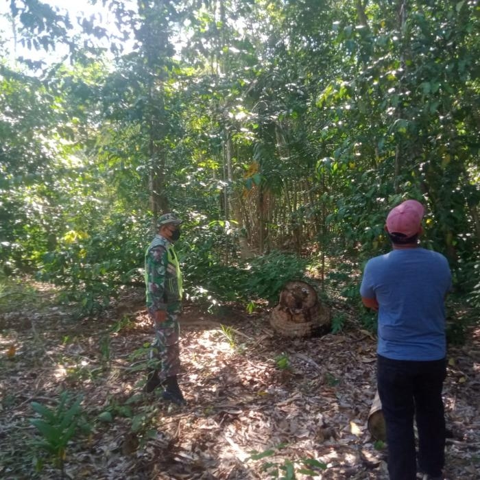 Pantau Titik Api, Babinsa Desa Selatbaru Kembali Lakukan Patroli Karlahut Bersama Warga