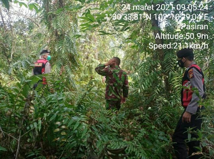 Cegah Kebakaran, Babinsa Desa Pasiran Gelar Patroli Karlahut Bersama Warga