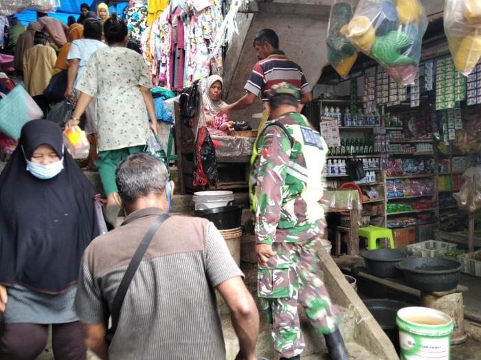 Koptu Abdullah Sani Dasopang Bersama Tim Lakukan Operasi Prokes di Pasar Tradisional