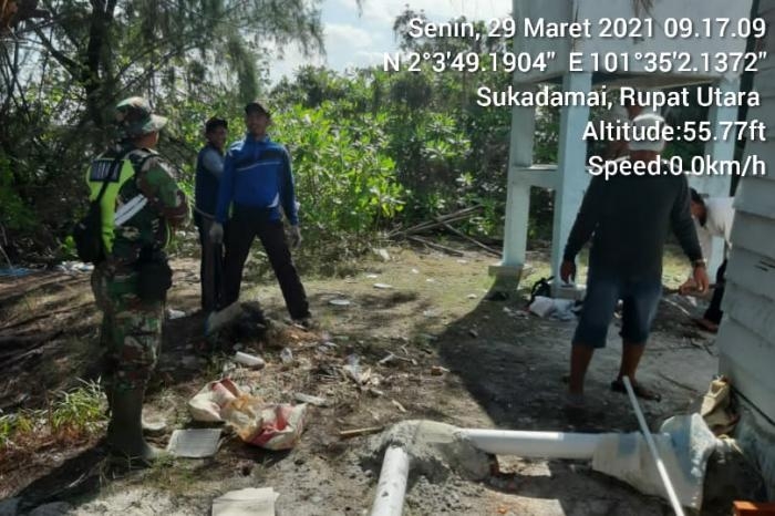 Personil Koramil 5 Rupat Bangun Objek Wisata Beting Aceh