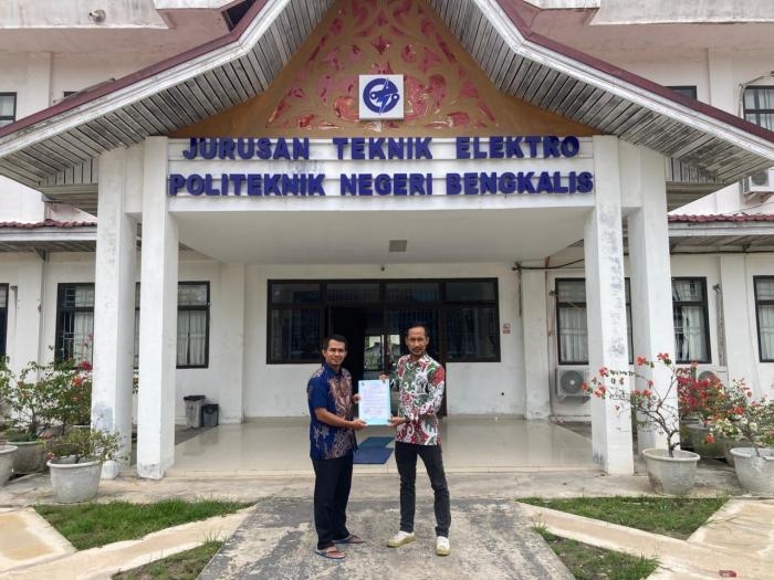 Implementasi LED Strips dan Lampu Neon Box di Gedung Teknik Elektro Polbeng