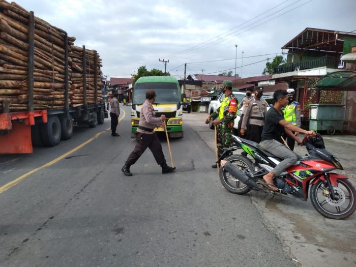 Serka Dame Silaban Bersama Tim Gabungan Kembali Gelar Patroli Prokes di Jalan Lintas