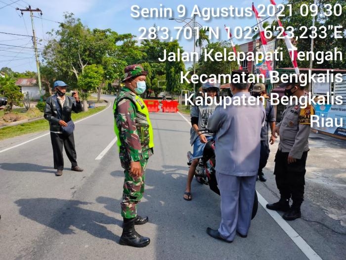 Cegah Covid 19, Personil Koramil 01 Bengkalis Serda Sitorus Gelar Operasi Prokes