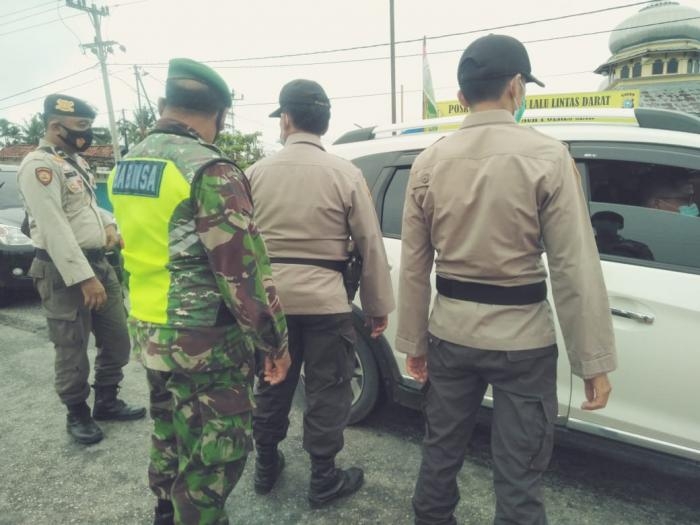 Cegah Penularan Virus Corana, Babinsa Koramil 12 Sabak Auh Gelar Operasi Yustisi di Desa Belading 