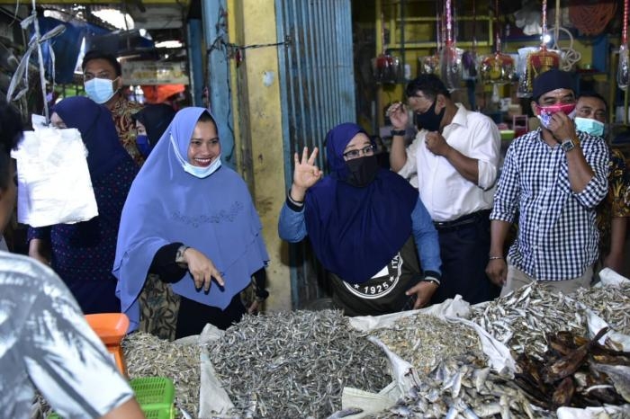 Kasmarni : Biasanya Belanja Kebutuhan Keluarga, Hari Ini Menyapa Ibuk-Ibuk Dengan Nomor 3 