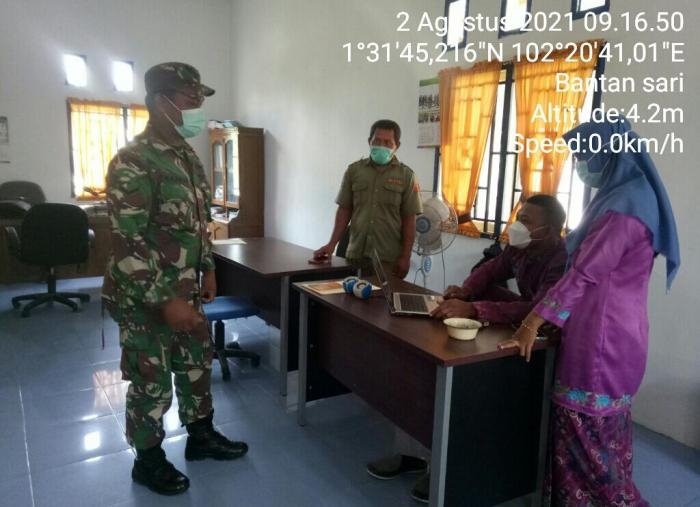 Serda Batu Bara Ingatkan Warga Desa Bantan Sari Ikuti Aturan Prokes