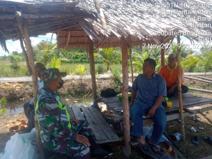 Cegah Bahaya Covid 19, Serda Armansyah Gelar Kegiatan Komsos di Desa Selatbaru