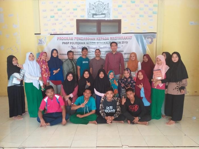 Dosen Polbeng Taja Fun English Through Traditional Games di Panti Asuhan Dayang Dermah