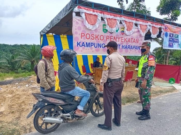 Cegah Penularan Covid 19, Serda Ritongga Lakukan Operasi Prokes di Kampung Bukit Harapan Kerinci 