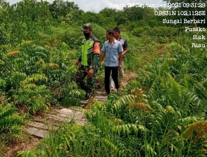 Antisipasi Adanya Titik Api, Sertu Supardi Giat Lakukan Patroli Karlahut Bersama Warga