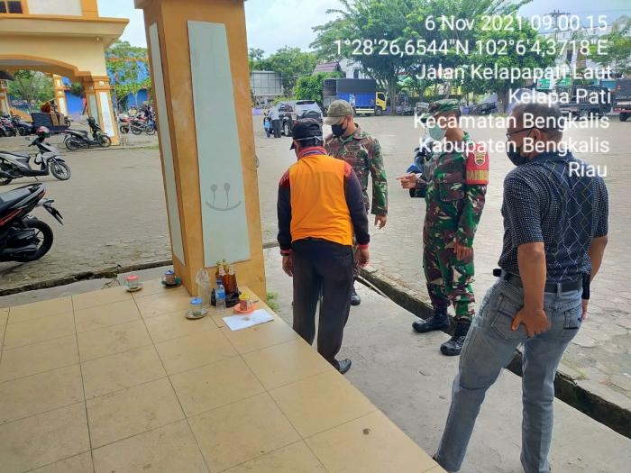 Cegah Bahaya Covid 19, Serda Andi Kesuma Gelar Kegiatan Monitoring Di Pasar Terubuk Bengkalis
