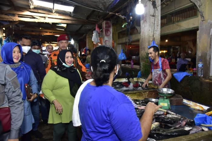 Aksi Sapa Pagi Kasmarni di Pasar Duri, Ini Calon Bupati Pilihan Kami