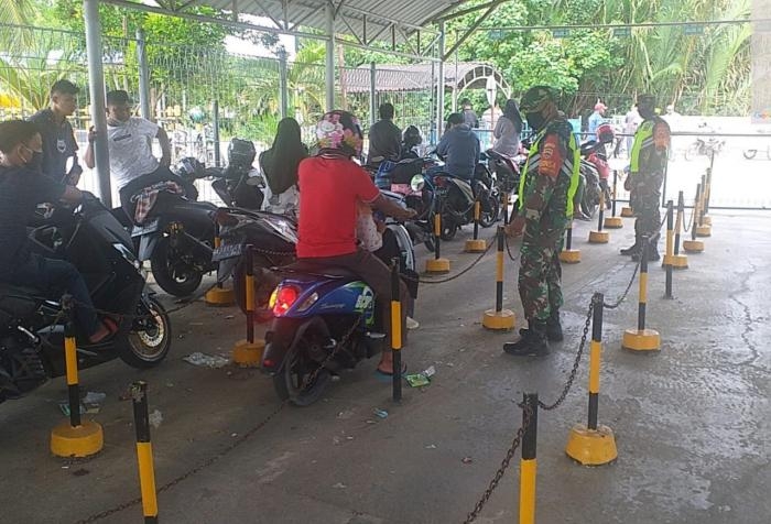 Cegah Covid 19 Anggota Koramil 07 Bukit Batu Gelar Patroli Prokes Di Pelabuhan Sungai Selari