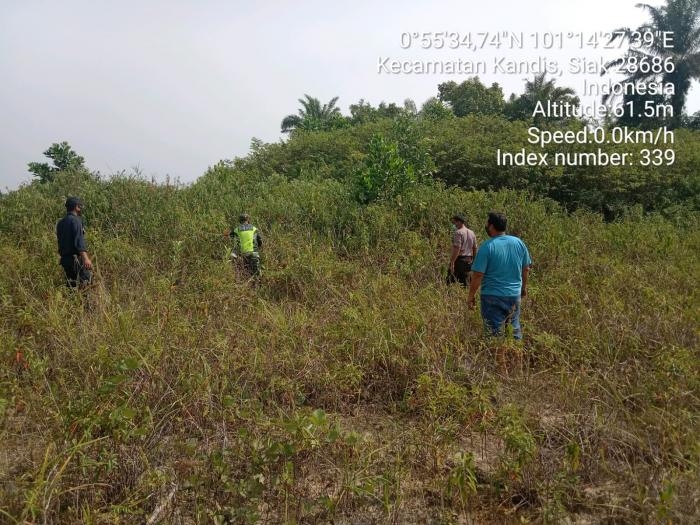 Pantau Karlahut, Anggota Koramil 11 Kandis Pelda Rahman S Giat Lakukan Patroli 