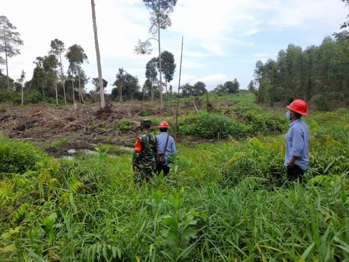 Cegah Titik Api, Babinsa Kampung Tasik Betung Gelar Patroli Karlahut Bersama Warga