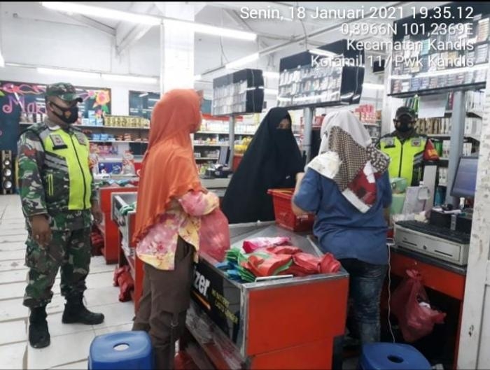 Personil Koramil 11/Pwk Kandis Mengelar Patroli Protokol Kesehatan di Pusat Keramaian