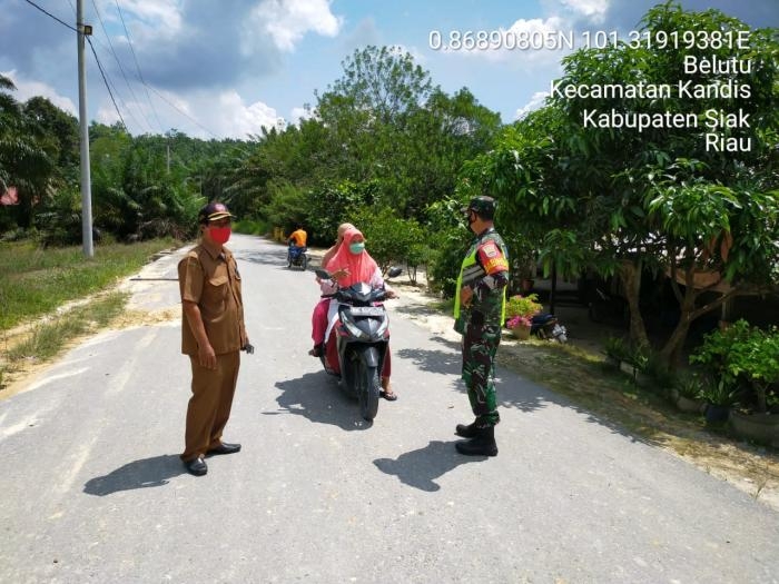 Cegah Covid 19, Serda Suriyadi Terapkan Aturan Prokes di Kampung Bekalar
