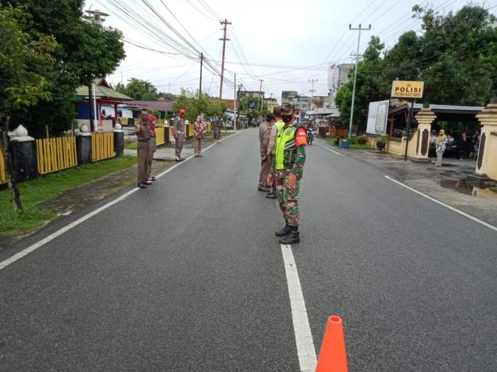 Anggota Danramil 07/Bukit Batu Gelar Patroli Gakplin Protokol Kesehatan