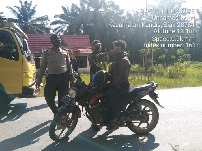 Cegah Covid 19, Serda Edi Simanjuntak Terapkan Aturan Prokes di Kampung Bekalar