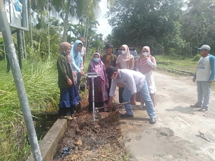 Mahasiswa KKM STIE Syariah Bengkalis Tanam 50 Batang Bibit Sirsak di Desa Sebauk