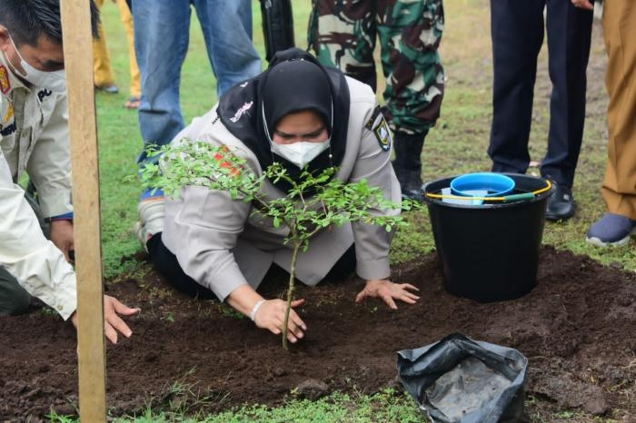 Wujudkan Program Penghijauan, Bupati Kasmarni Ajak Warga Tanam Pohon Di Lingkungan Pelabuhan BSSR