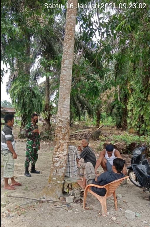 Anggota Koramil 11/Pwk Kandis Gelar Patroli Penegakkan Protokol Kesehatan