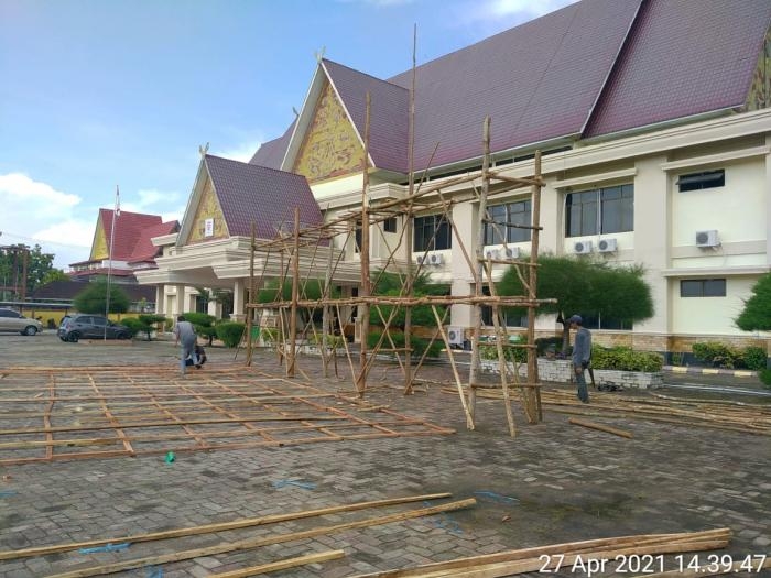 Lestarikan Budaya Melayu, Dinas PUPR Bengkalis Bangun Lampu Colok Di Depan Kantor