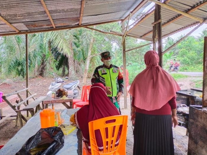 Antisipasi Penyebaran Covid 19, Anggota Koramil 12 Sabak Auh Giat Lakukan Operasi Prokes