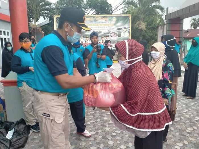 Kalapas Kelas II A Bengkalis Edi Mulyono Bagikan Paket Sembako Kepada Keluarga Narapidana