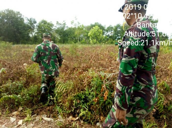 Cegah Kebakaran, Personil Koramil 01 Bengkalis Gelar Patroli Karlahut Bersama Warga