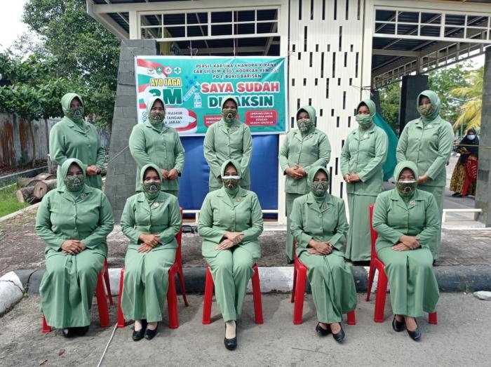 Ketua Persit KCK Dim 0303 Bengkalis Ny. Winda Lizardo Beserta Anggota Gelar Vaksinasi 