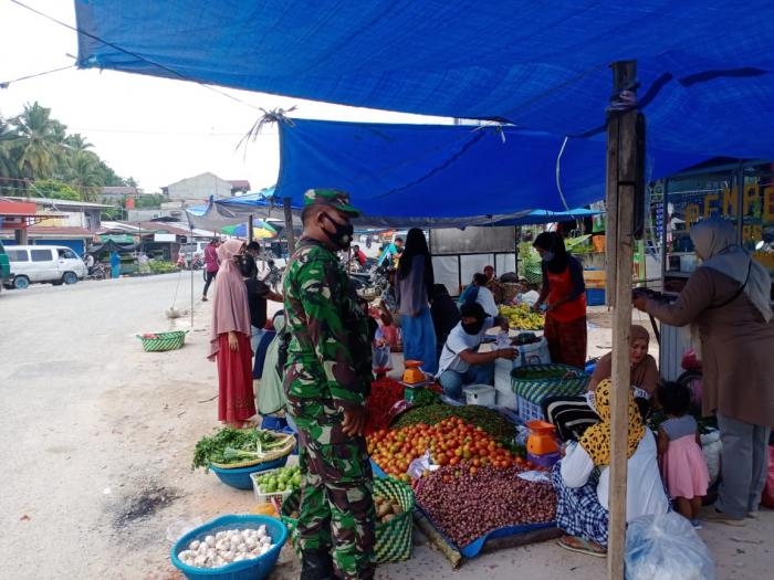Lawan Virus, Serda SE Sinulingga Maksimalkan Prokes di Pasar Tradisional Minas